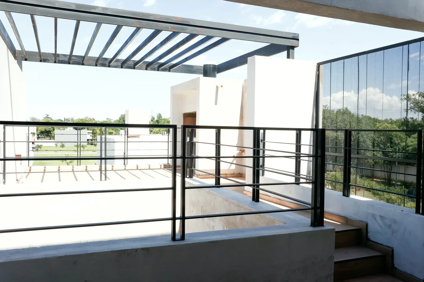 Baranda metálica instalada por Aluminica