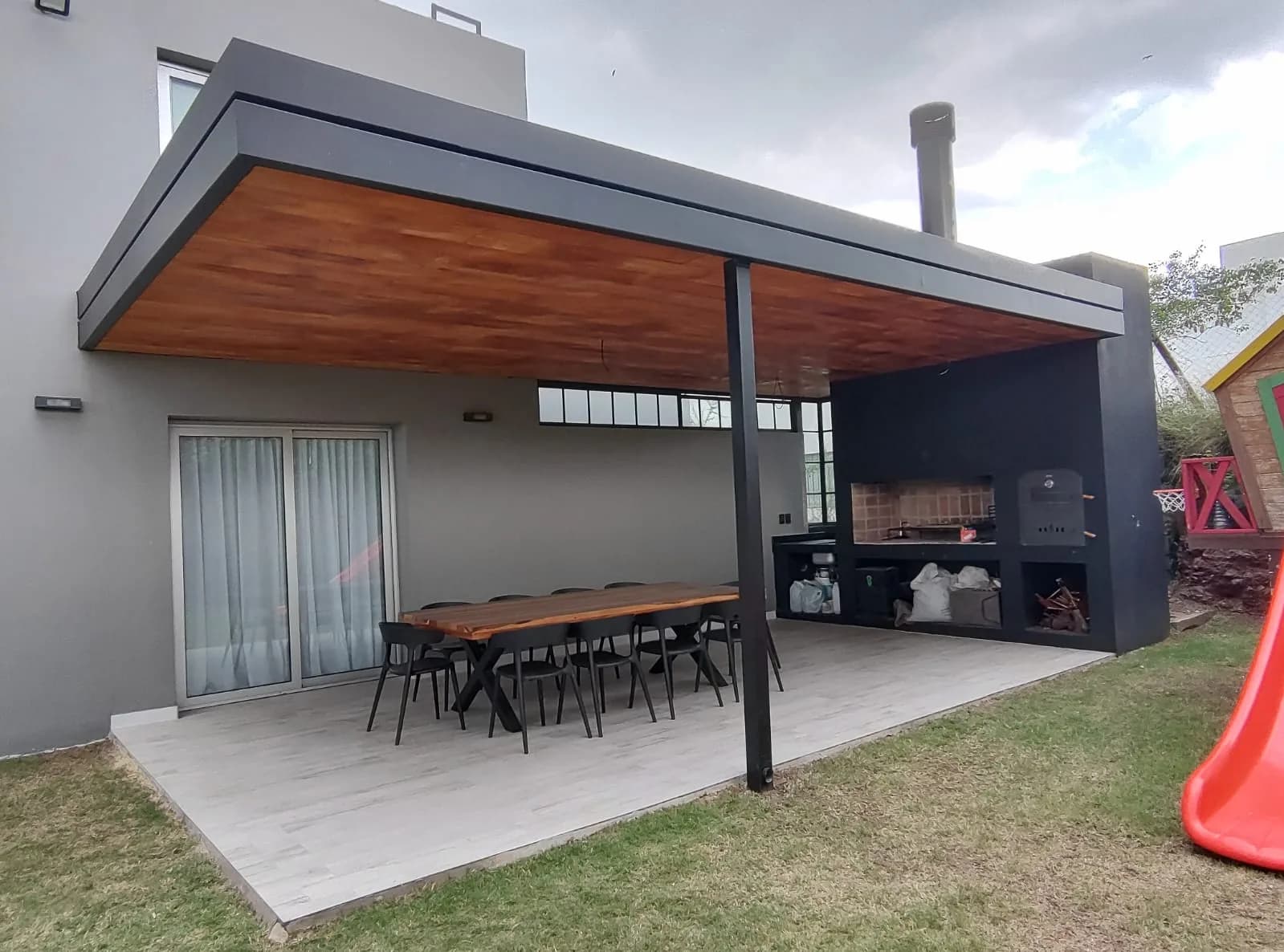 Galería con estructura metálica y cielorraso de madera realizada por Aluminica