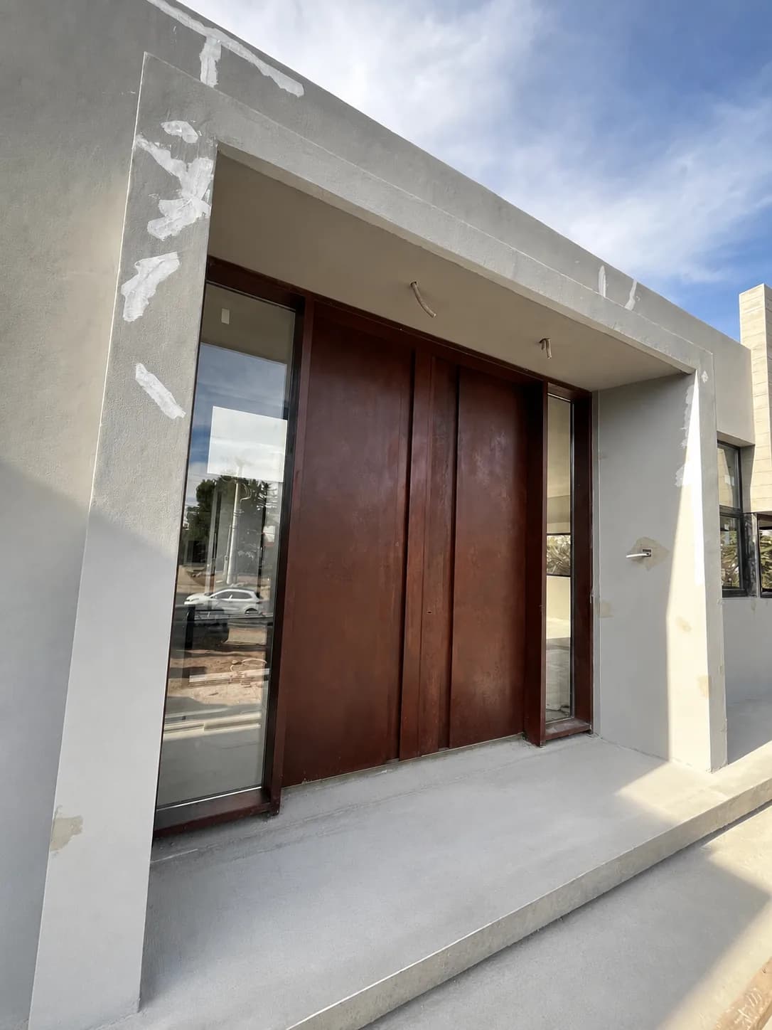 Puerta de chapa de acceso fabricada a medida por Aluminica