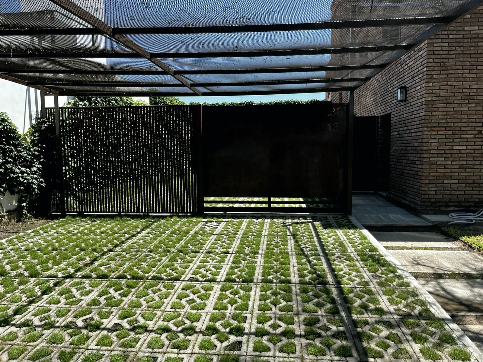 Portón metálico fabricado por Aluminica