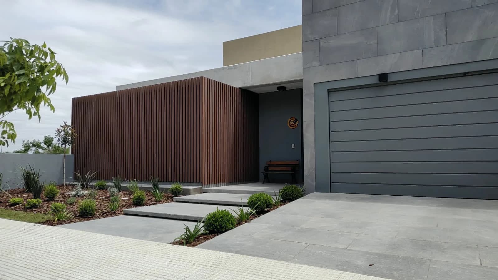 Frente residencial revestido en WPC por Aluminica